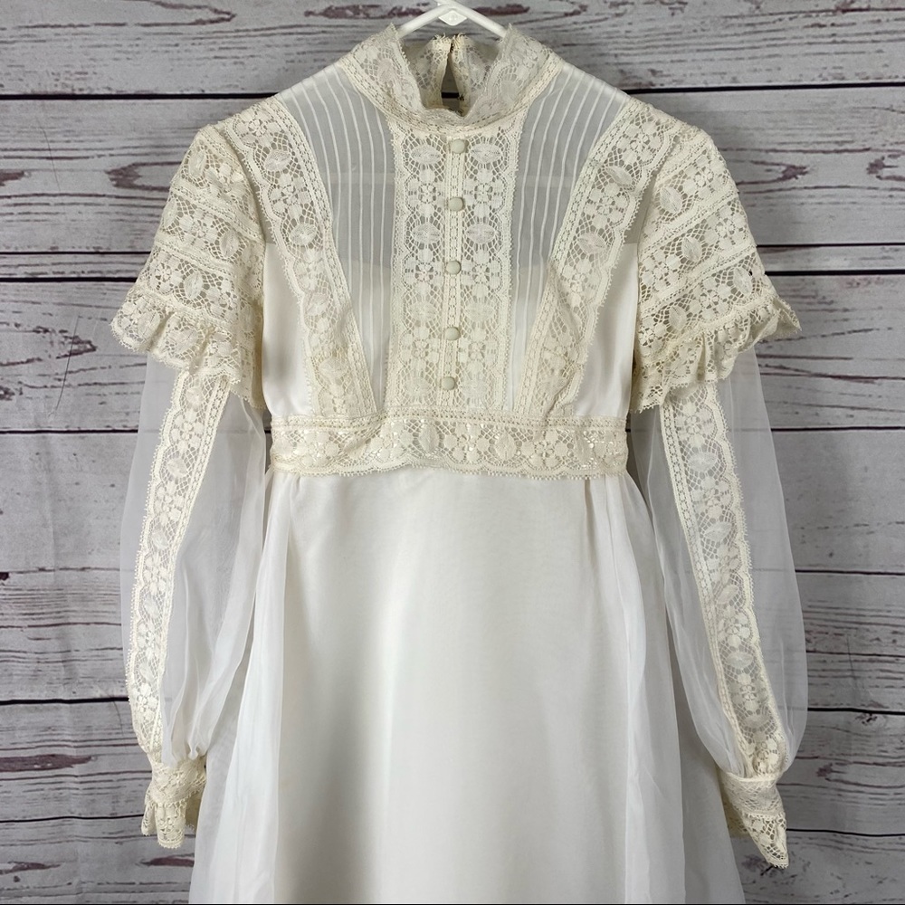 Vintage Cream Lace Long Sleeve Wedding Dress